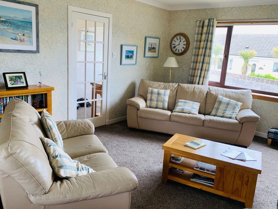 Family Cottage, Ensuite, Partial Sea View (Osborne Cottage) | Lounge
