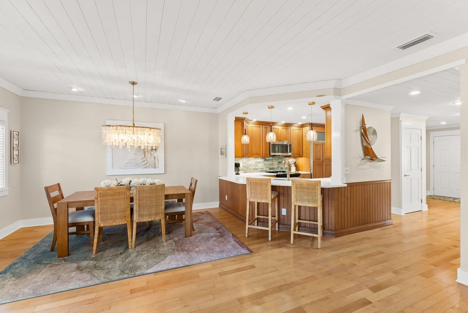 Kitchen & Dining Area