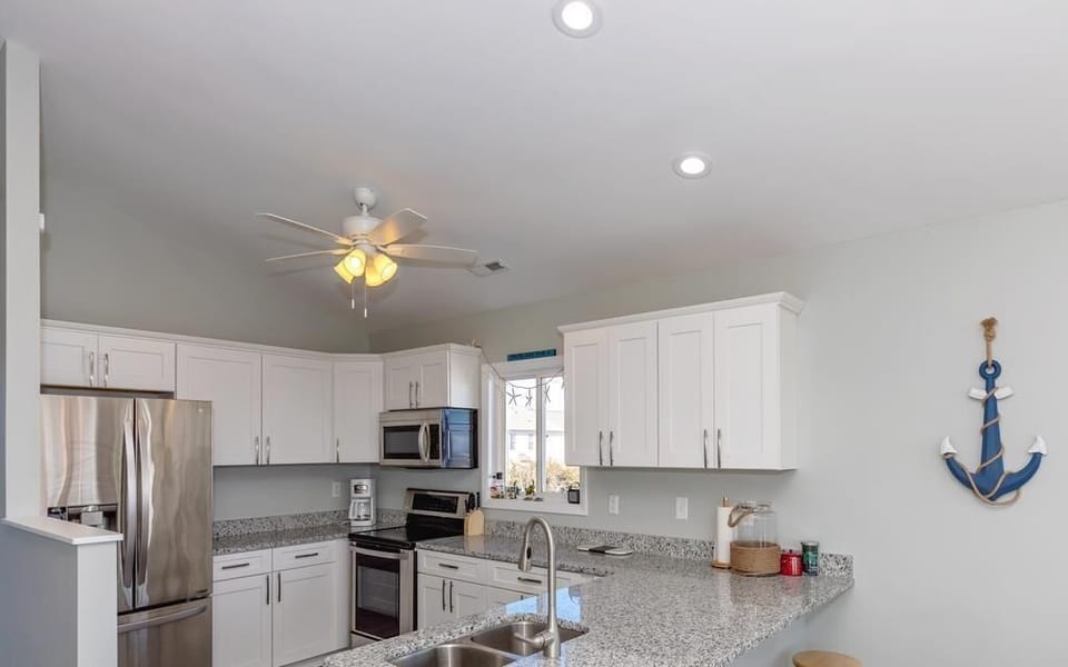 Kitchen with Eat-In Bar