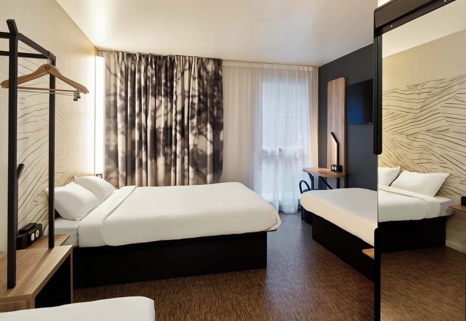 Quadruple Room | Desk, soundproofing, free WiFi, bed sheets