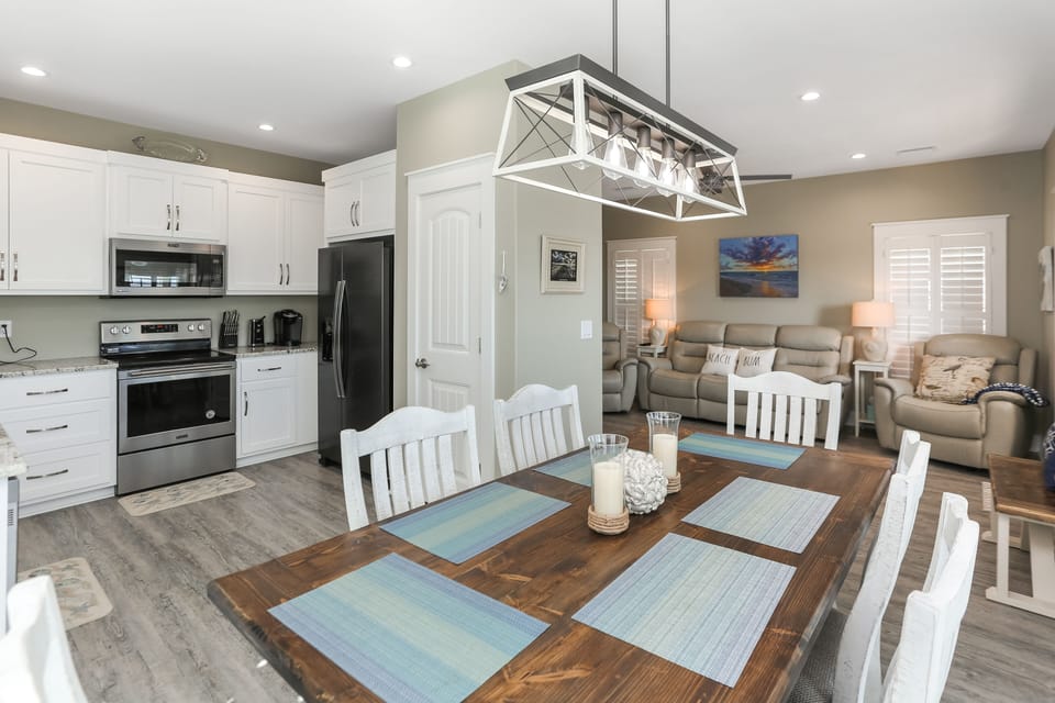 Dining Area & Kitchen