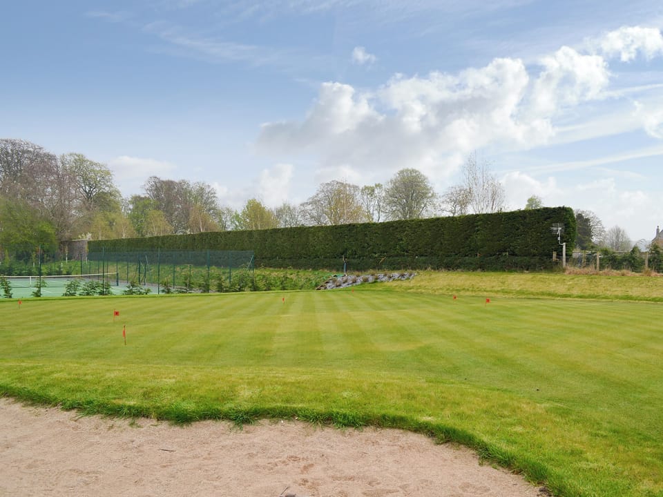 Putting green and tennis court on-site | Grieve&rsquo;s Cottage - Old Montrose, Montrose