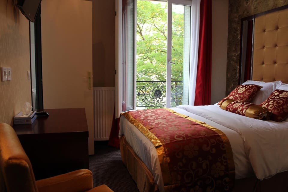 Desk, soundproofing, free WiFi, alarm clocks