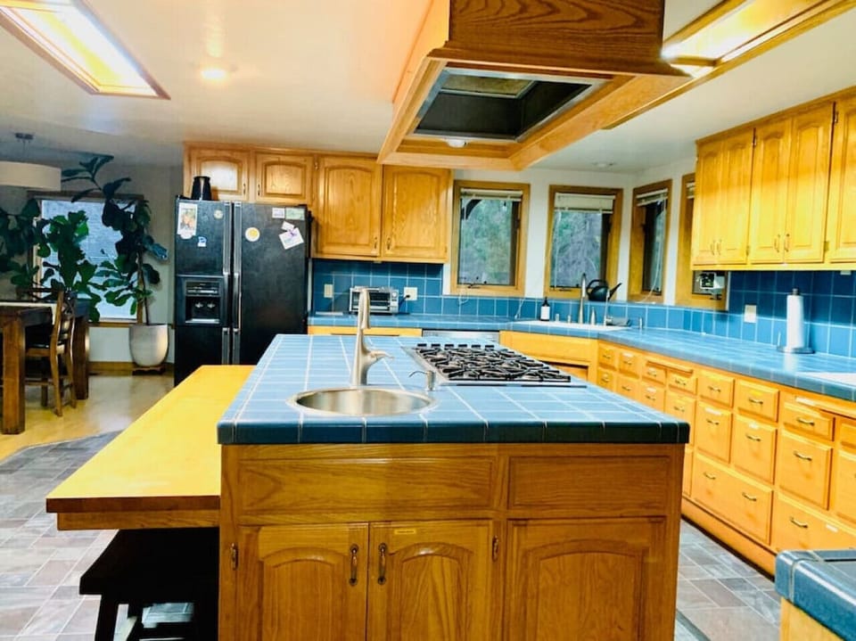 (1st floor) Kitchen Island with six burner gas stovetop and sink