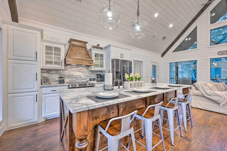 Fully Equipped Kitchen | Dishware & Silverware | Ice Maker
