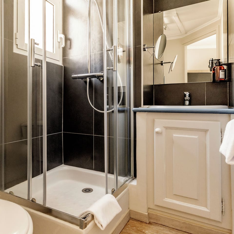 Single Room | Minibar, in-room safe, desk, blackout drapes