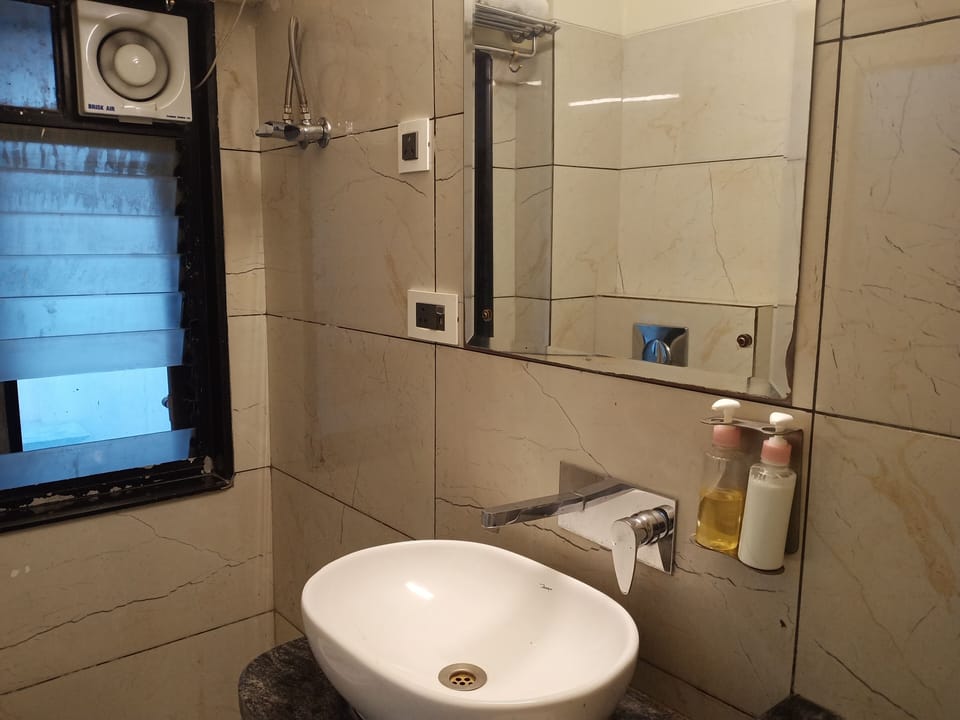 Superior Room | Bathroom | Shower, free toiletries