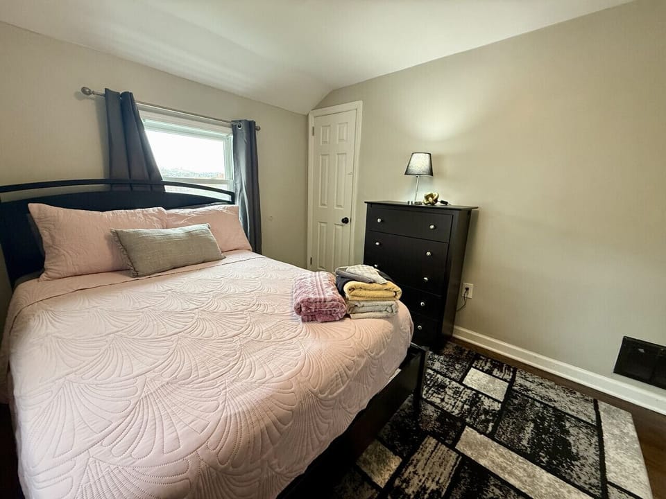 BEDROOM 2  UPSTAIRS - QUEEN BED