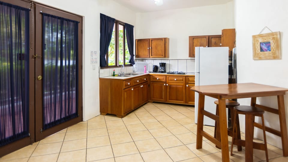 Villa Superior Doble | Private kitchen | Fridge, microwave, stovetop, coffee/tea maker