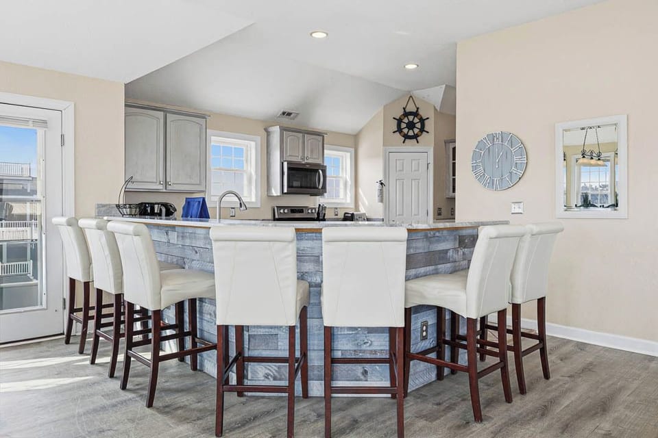 Top-Level Kitchen with Bar (seats 6)