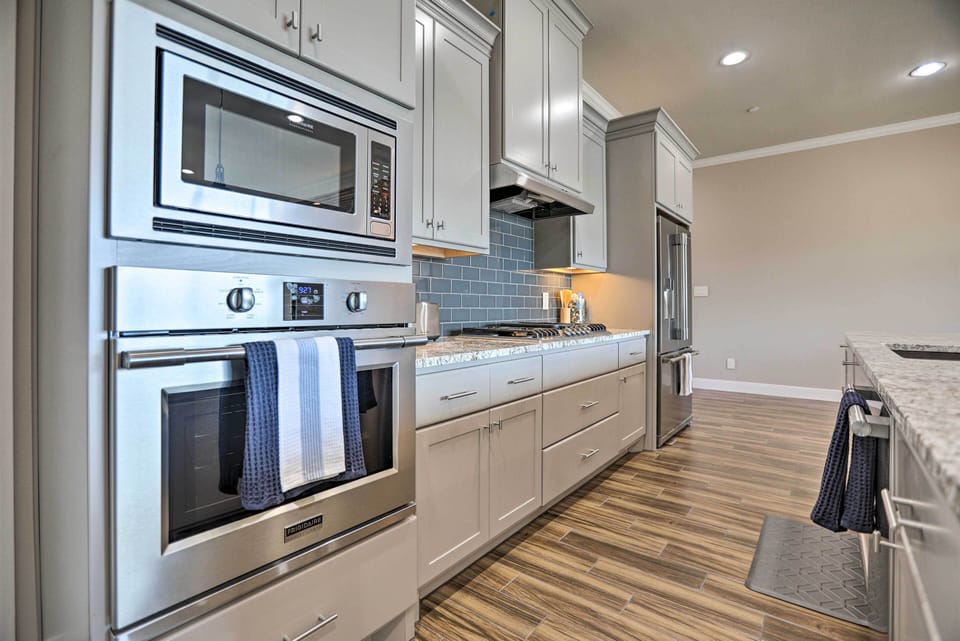 Kitchen | Granite Counters | Modern Appliances