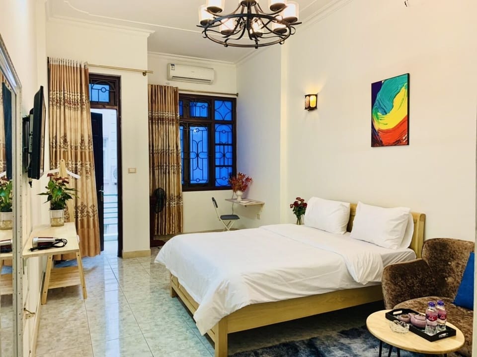 Deluxe Double Room | Minibar, individually decorated, individually furnished, desk