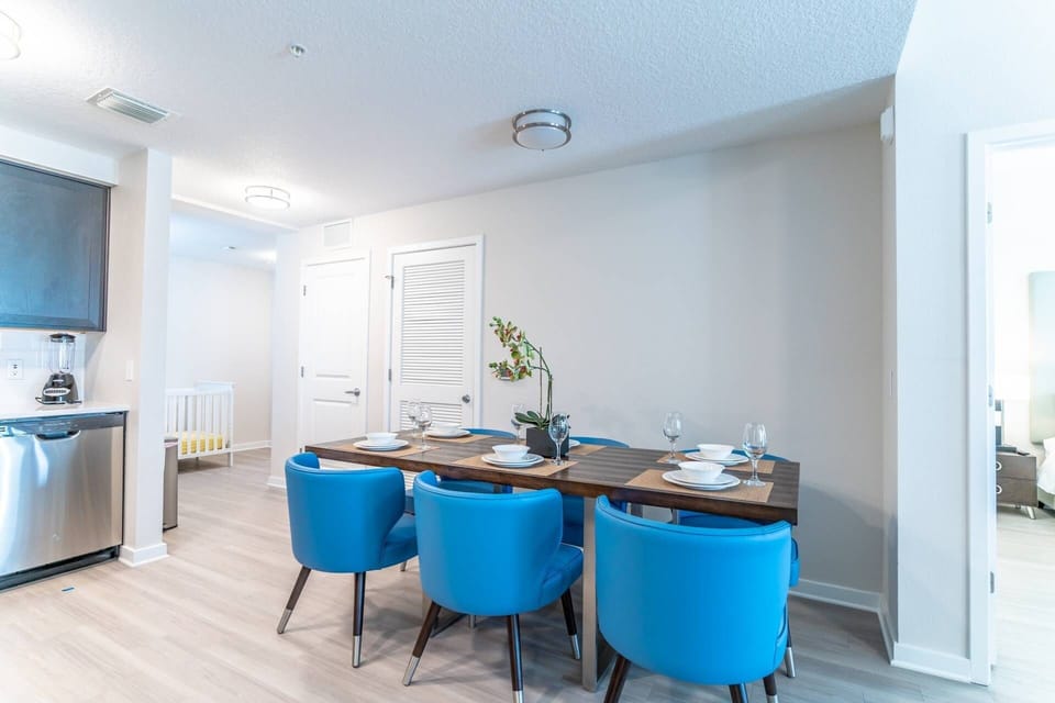 Dining Area w/Seating for Six (6)