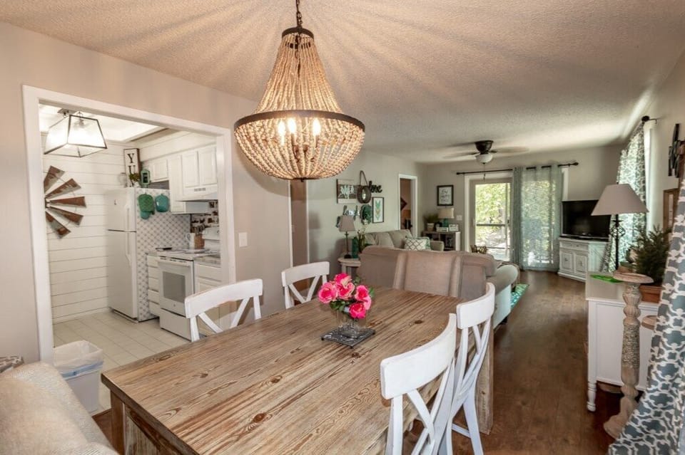 Kitchen,diningandlivingroomonentrylevel