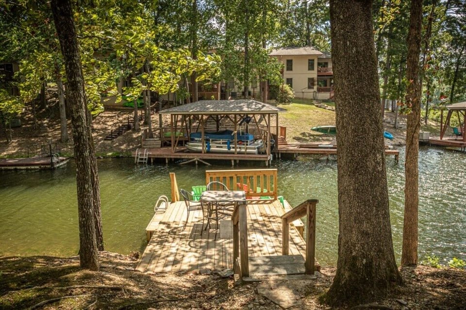 Boatdockwithdiningtable