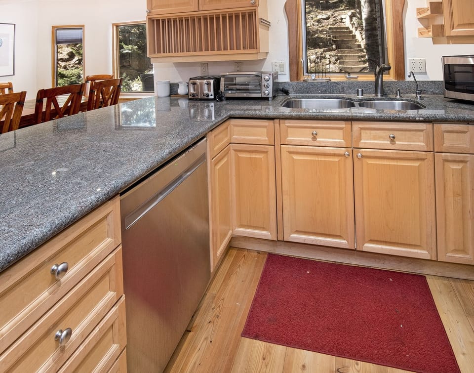 Townhome, 3 Bedrooms | Private kitchen | Fridge, microwave, oven, coffee/tea maker