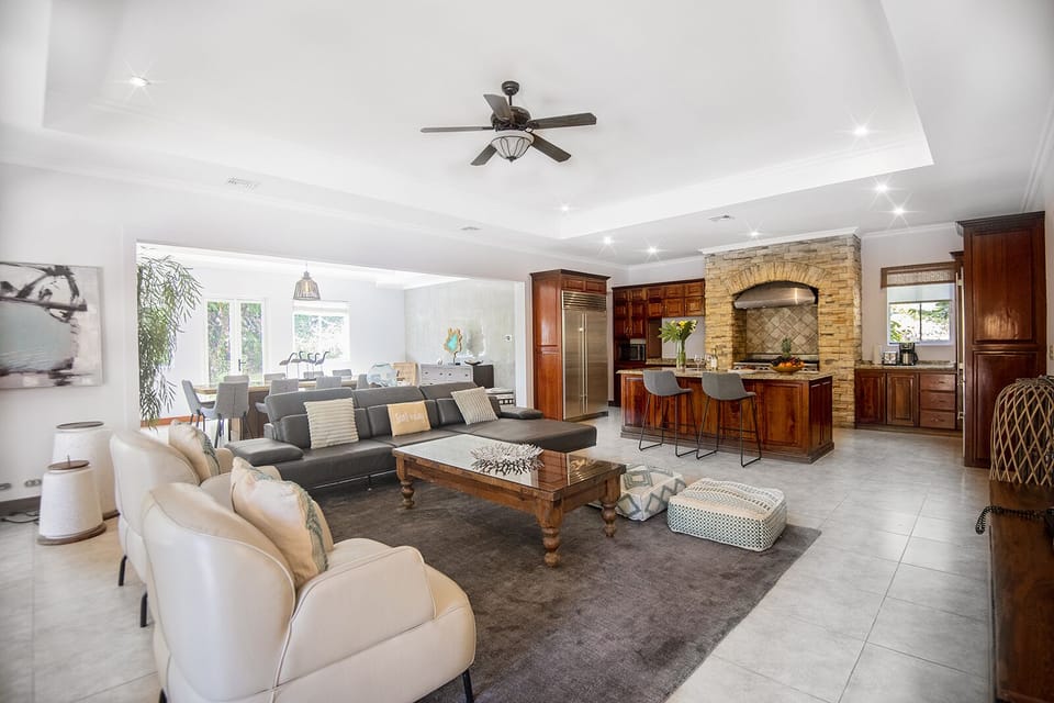 Large living room, made to host large groups.