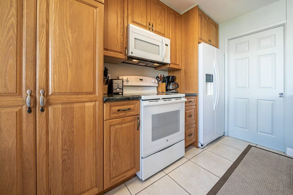 A full kitchen to keep everyone happy always.