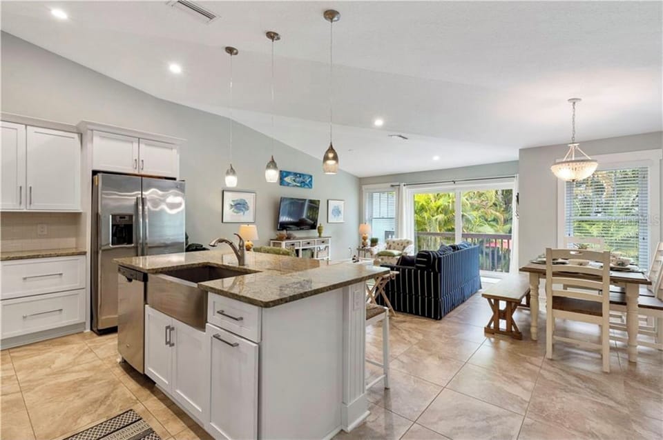 Granite and Stainless kitchen - fully stocked
