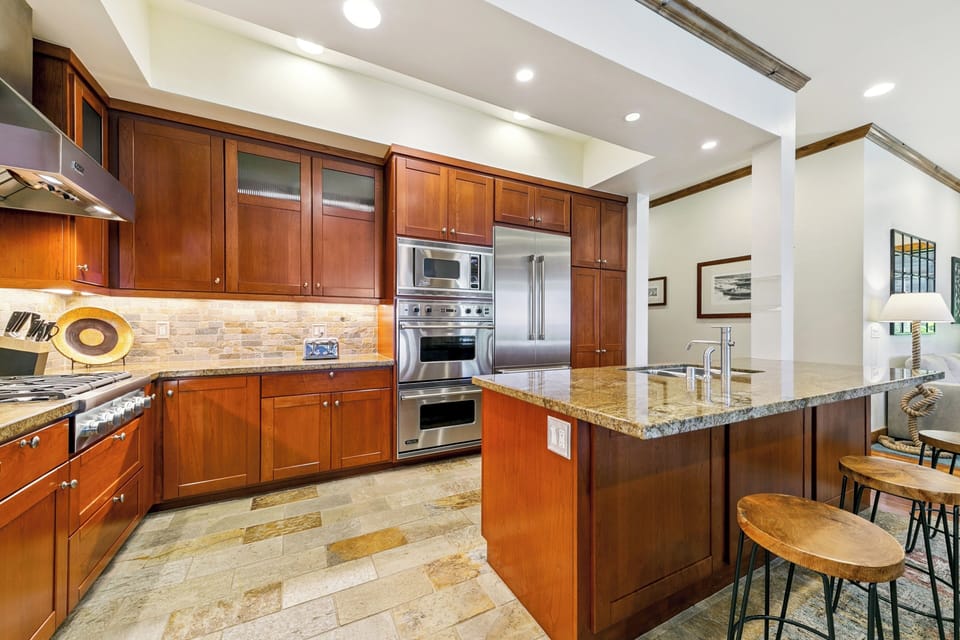 From quick breakfasts to gourmet dinners, the kitchen’s thoughtful layout and high-end touches make cooking a joy.