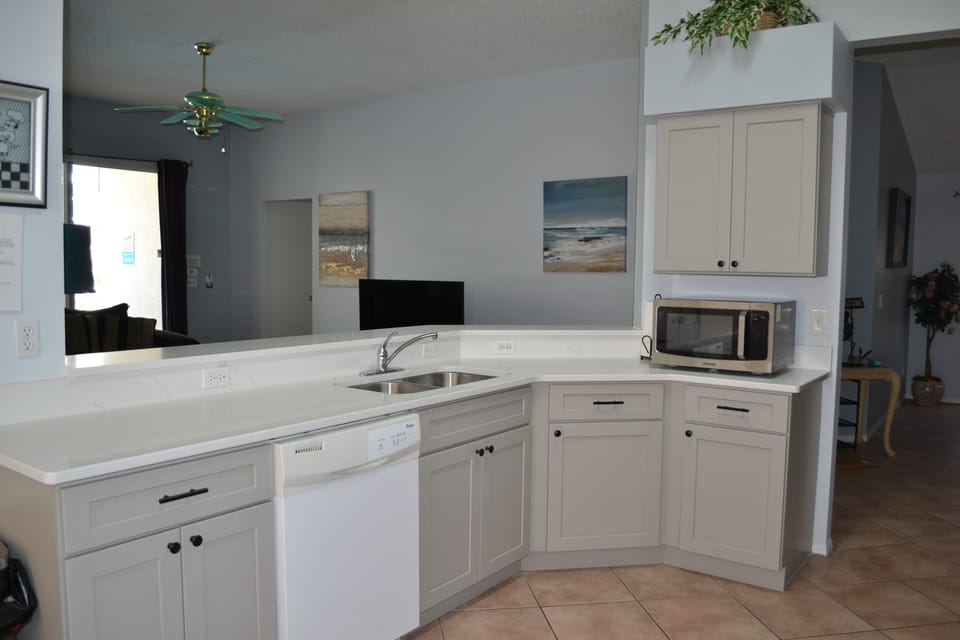 Beautiful well equipped kitchen with quartz countertops