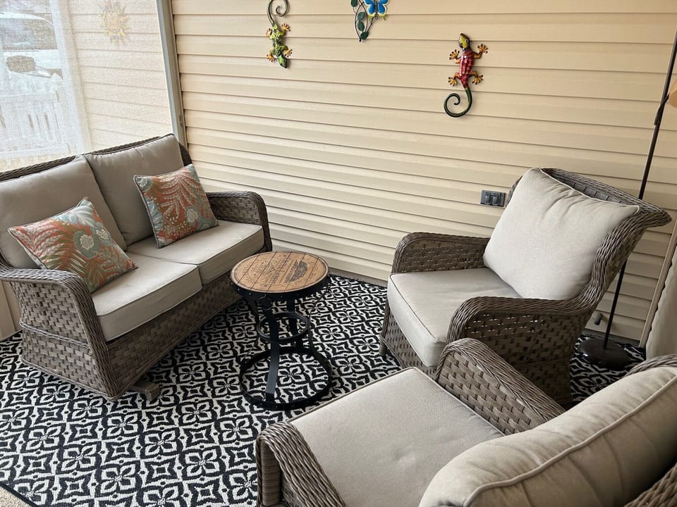 Lanai, glider chair, privacy screen