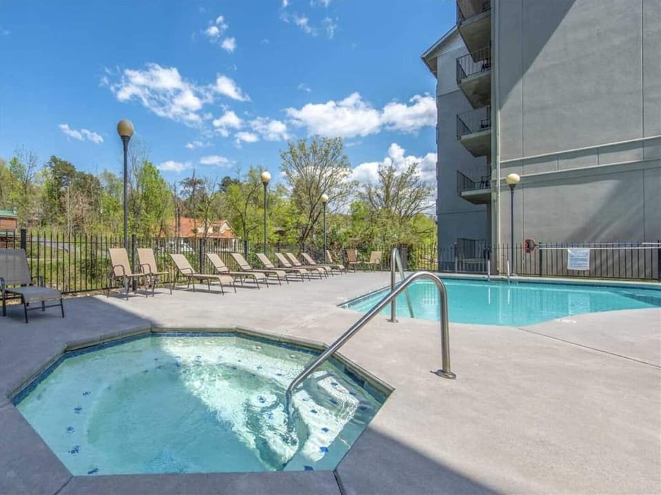 Hot tub and pool, next to the river