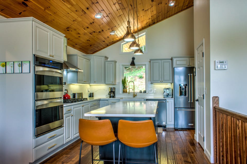Fully Equipped Kitchen with Breakfast Bar