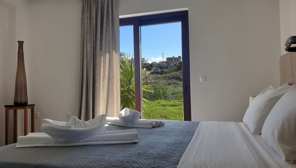 Family Suite, Garden View | Hypo-allergenic bedding, minibar, soundproofing, free WiFi