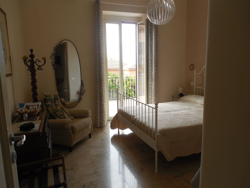 HUGE DOUBLE BEDROOM (172ft²)