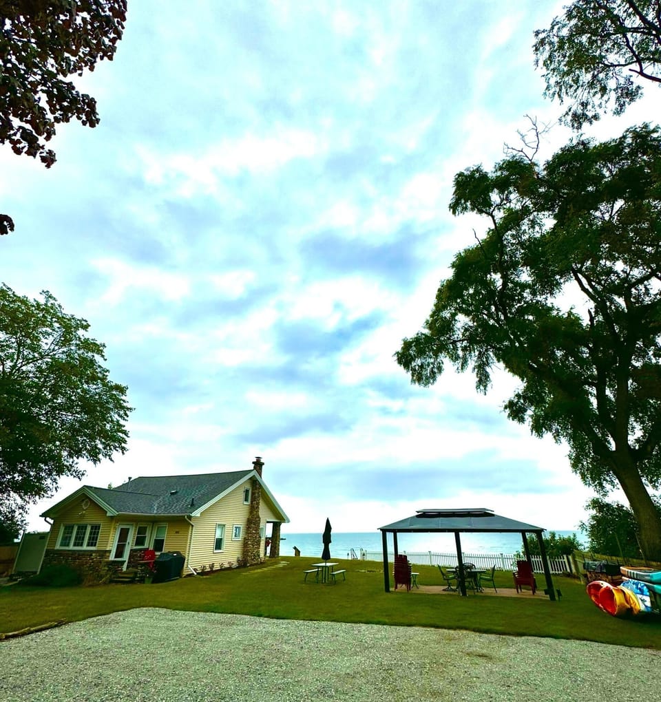 Beautiful Lake View Shores!