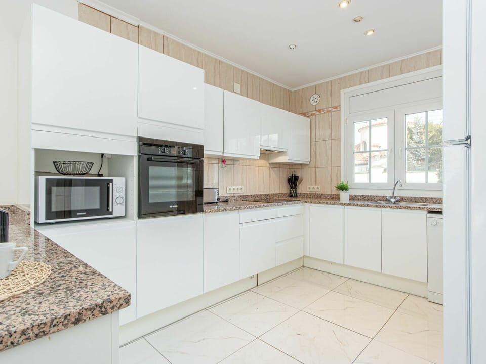 Cabinetry, Countertop, Property, Furniture, Building, Kitchen Appliance, Kitchen, Kitchen Stove, Window, Interior Design