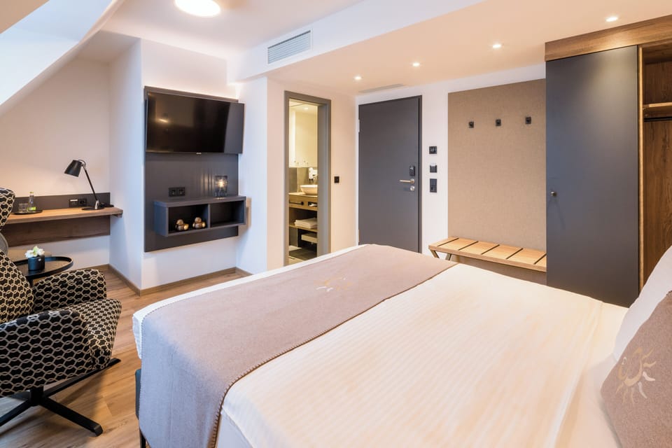 Standard Studio | Hypo-allergenic bedding, in-room safe, desk, blackout drapes