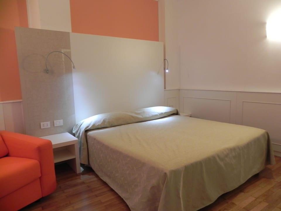 Triple Room | In-room safe, desk, free WiFi, bed sheets