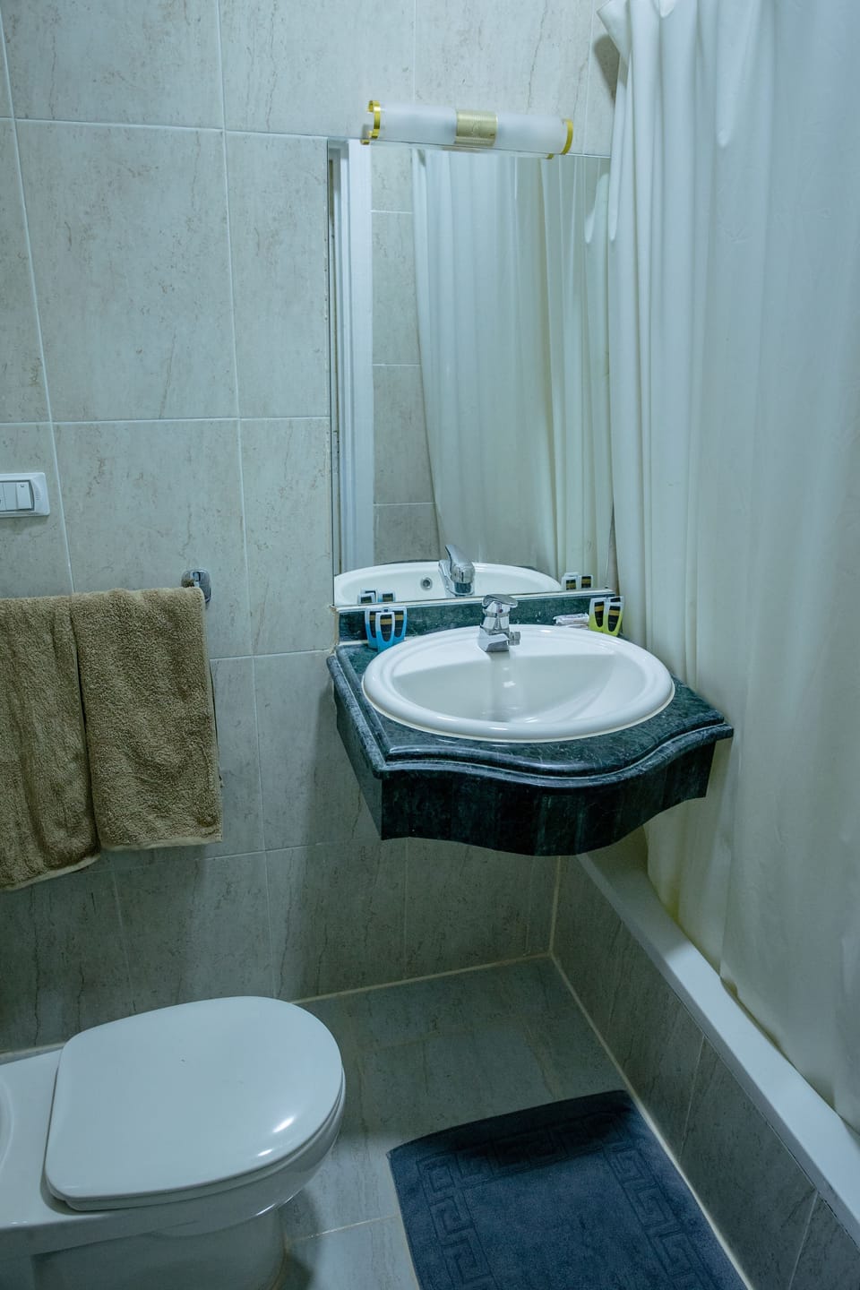 Bathtub, hydromassage showerhead, free toiletries, hair dryer