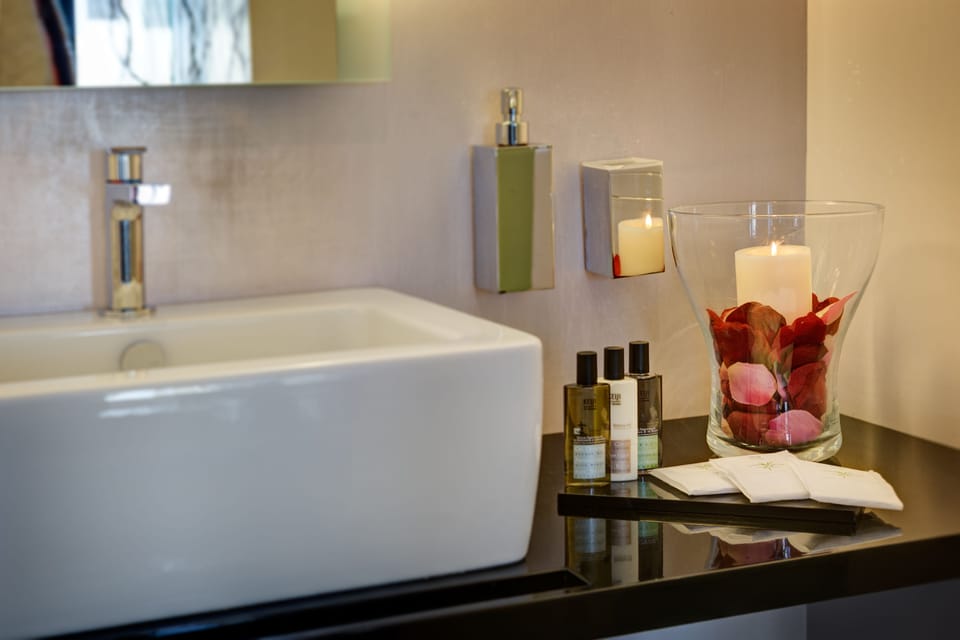 Suite, Hot Tub | Premium bedding, minibar, in-room safe, individually furnished