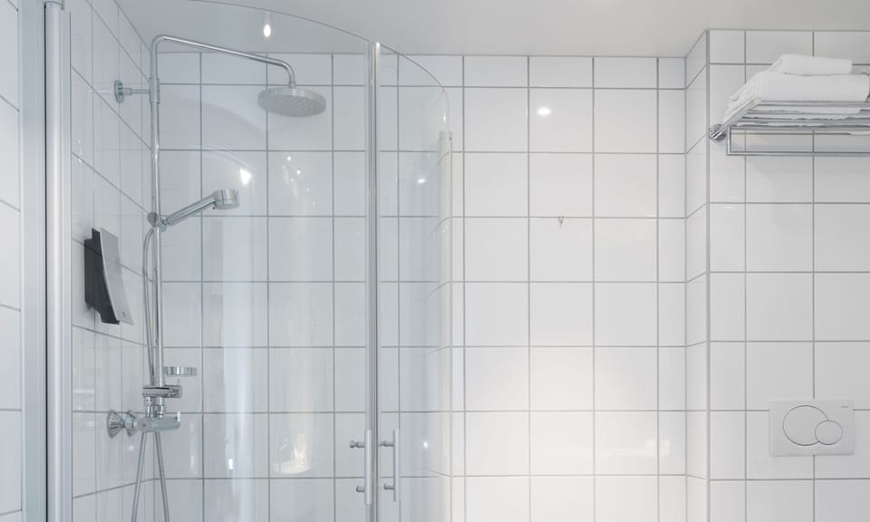 Business Room, Non Smoking | Bathroom | Shower, free toiletries, hair dryer, heated floors