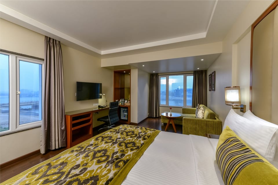 Executive Studio Suite | Premium bedding, minibar, in-room safe, desk
