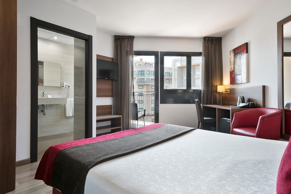 Superior Double Room, 1 Double Bed | In-room safe, desk, blackout drapes, soundproofing