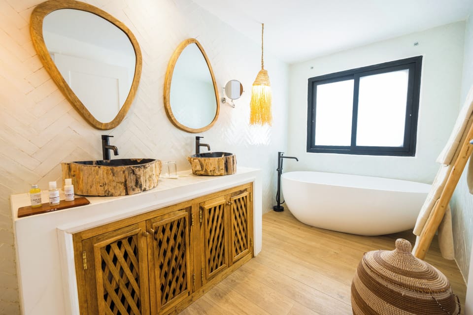Luxury Villa | Bathroom | Shower, free toiletries, hair dryer, slippers