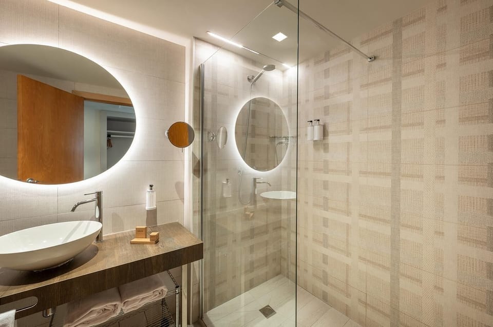 Combined shower/tub, free toiletries, hair dryer, towels
