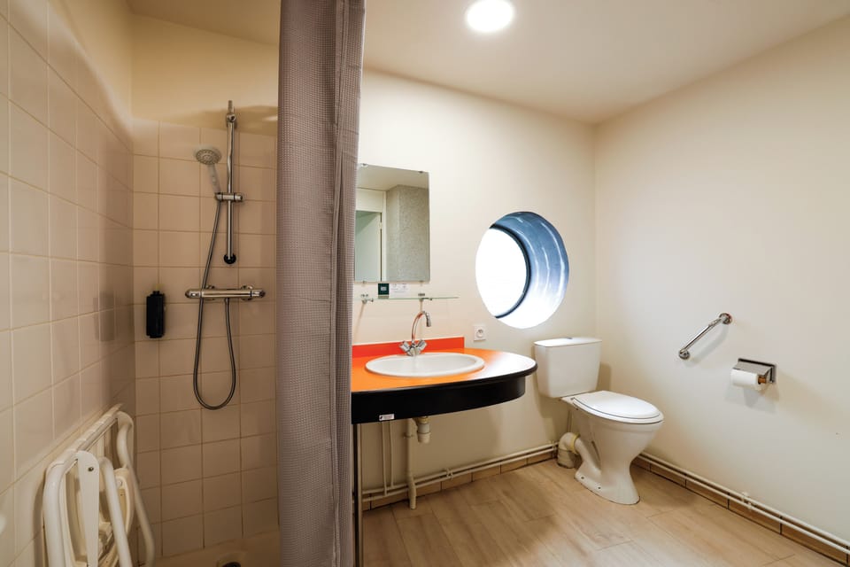 Comfort Room, 1 Bedroom | Bathroom | Shower, rainfall showerhead, free toiletries, towels
