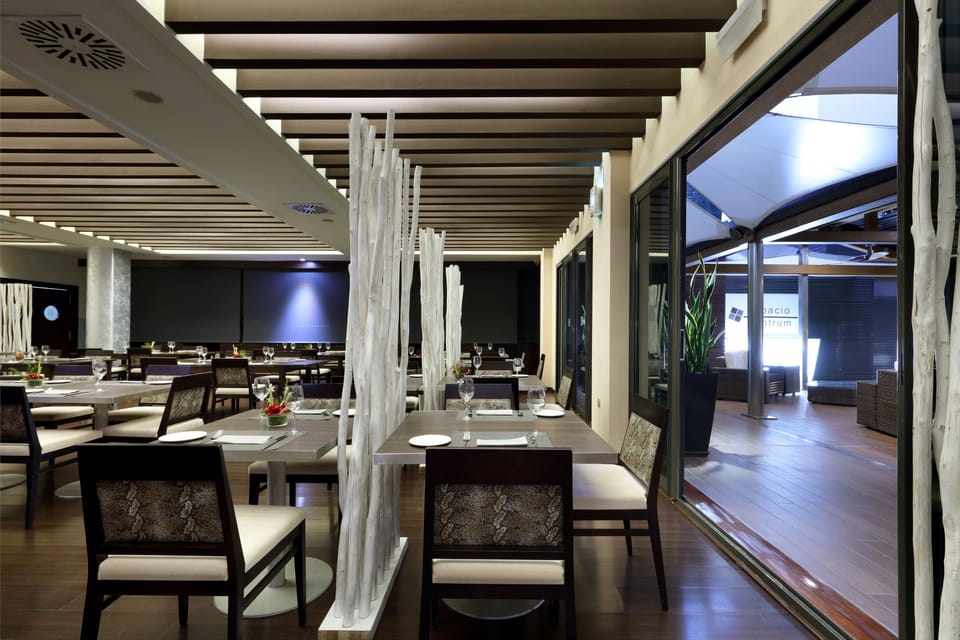 Serves lunch and dinner