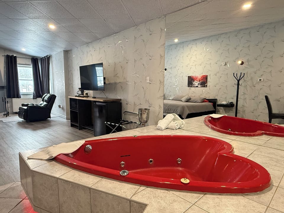 Honeymoon Suite, 1 King Bed with Sofa bed, Fireplace (Double Jacuzzi) | Jetted tub