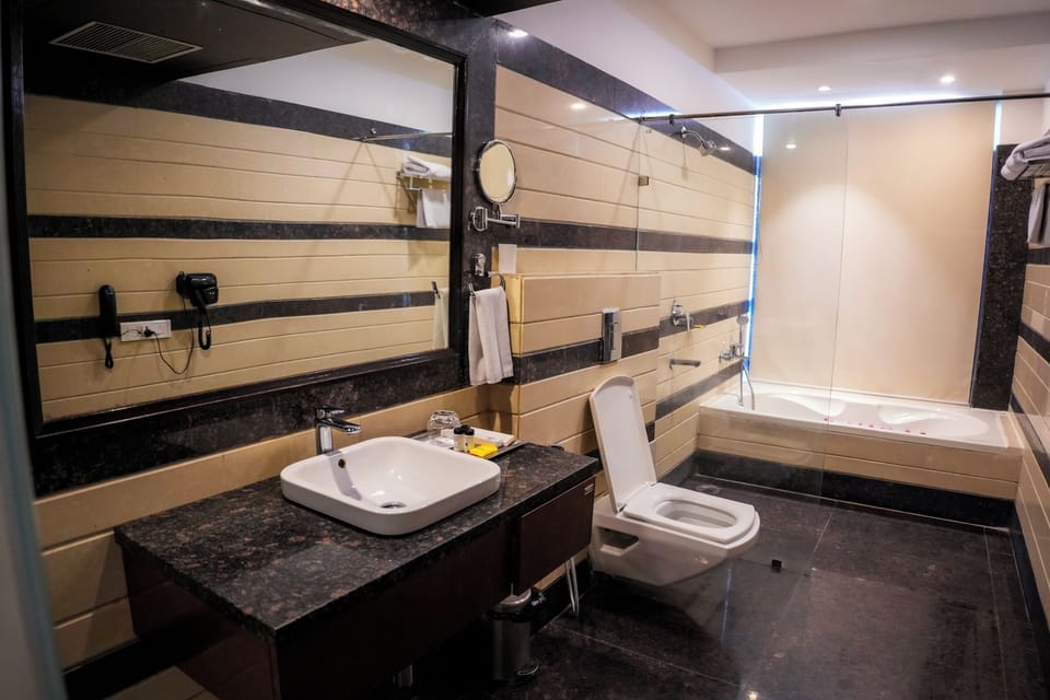 Deluxe Room | Bathroom | Combined shower/tub, designer toiletries, hair dryer, bathrobes