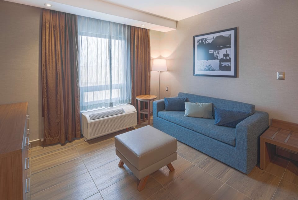 Suite, 1 Bedroom | Minibar, in-room safe, blackout drapes, soundproofing
