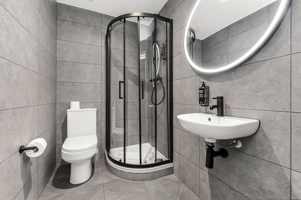 Shower, free toiletries, hair dryer, towels