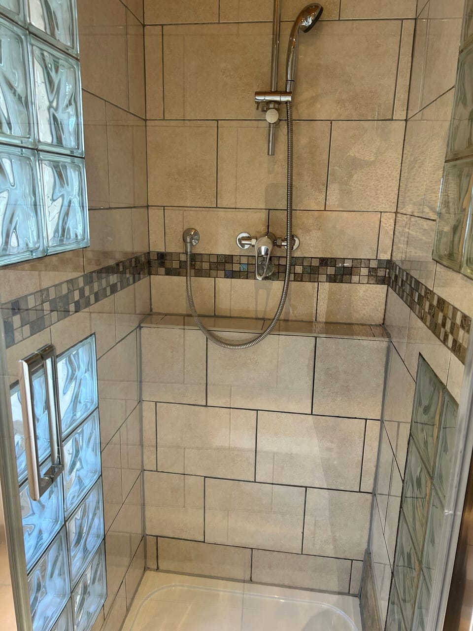 Family Room | Bathroom | Shower, free toiletries, hair dryer, towels