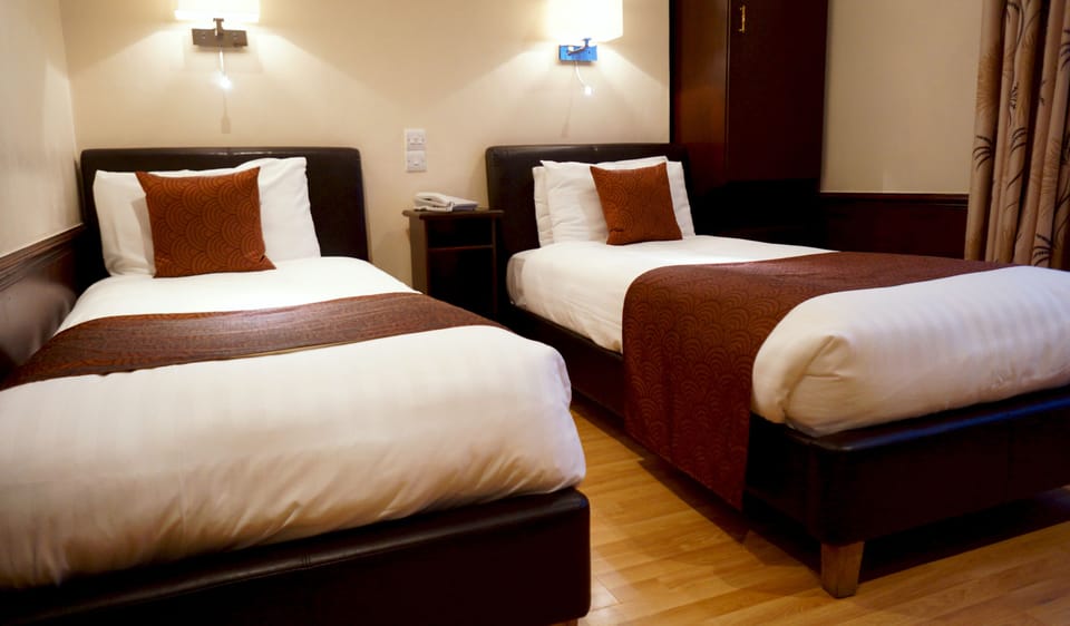 Basic Twin Room | Hypo-allergenic bedding, in-room safe, desk, blackout drapes