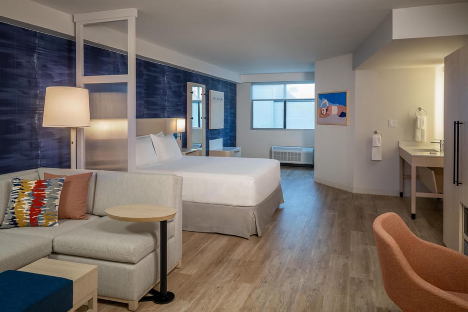 Down comforters, in-room safe, desk, blackout drapes